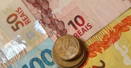  Salário mínimo 2023: valor de R$ 1.320 pode ser reajustado somente em maio 
